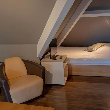 Hotel Piano 2 - Louvain-La-Neuve - Mont Saint Guibert Hotel 2*