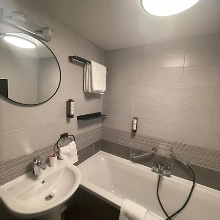 Hotel B&r Piano 2 - Louvain-la-neuve - Mont Saint Guibert 2*